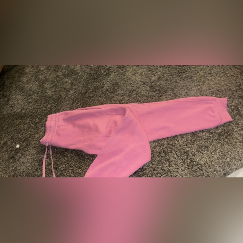 Lululemonn Women’s Size 6 Scuba Joggers.
Rarely used. 
$50 OBO